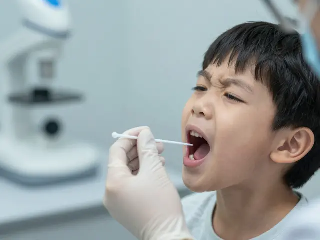 Jak se léčí bakterie v krku? Příčiny, příznaky a co skutečně pomůže