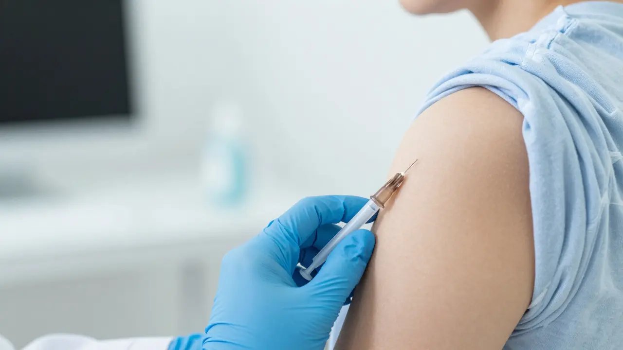 Co se očkovalo do ramene? Přehled vakcin a způsobů podání