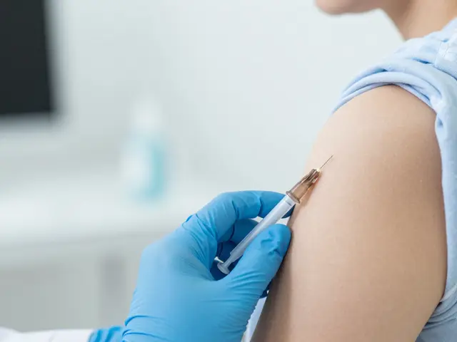 Co se očkovalo do ramene? Přehled vakcin a způsobů podání