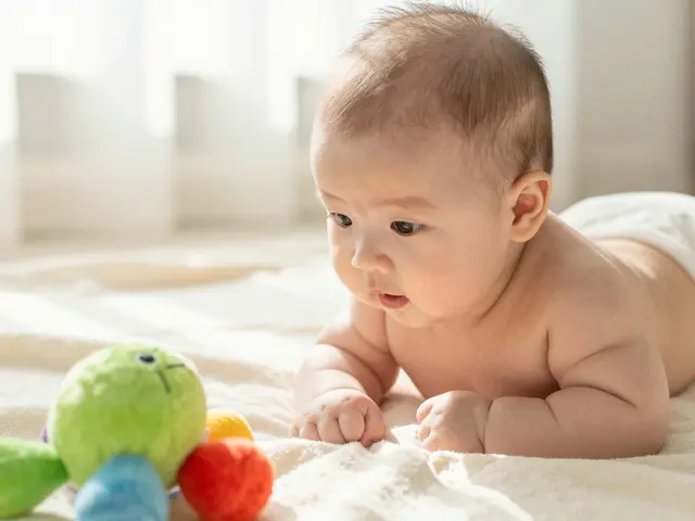 Co umí dítě ve 4 měsících? Vývoj, milníky a očkování